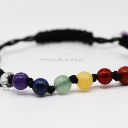Detalle de minerales naturales de la pulsera 7 chakras macramé