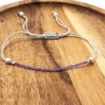 Detalle de la pulsera amatista facetada ajustable de macrame