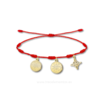 Detalle de los dijes de protección de la pulsera roja espiritual