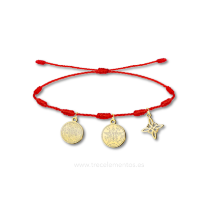 Detalle de los dijes de protección de la pulsera roja espiritual