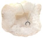 Collar de luna creciente en acero inoxidable plateado