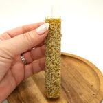 Detalle de la vela de cera de abeja con romero natural