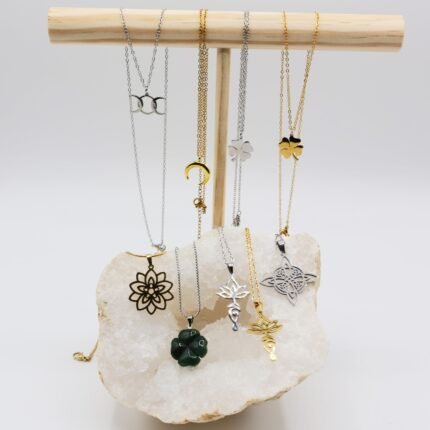 Collares de minerales y amuletos místicos de plata y acero en expositor de madera