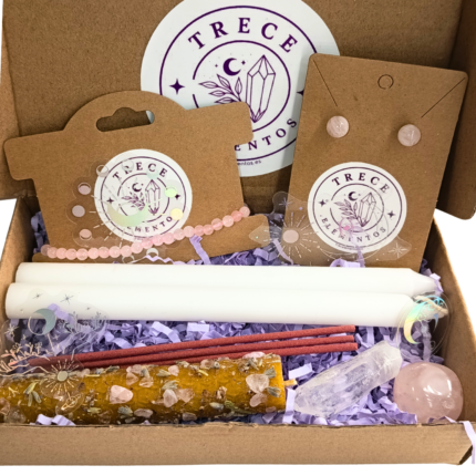 Pack de regalo con velas artesanales, minerales naturales y joyas espirituales de Trecelementos.