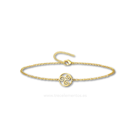 Detalle del simbolo trisquel celta en pulsera de acero