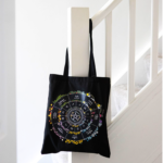 Bolsa tote negra con diseño de rueda astrologica multicolor