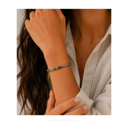 Pulsera de cuarzo turmalinado natural con detalles dorados