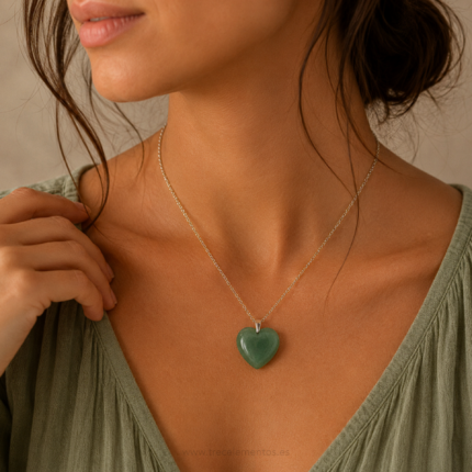 Colgante corazon de aventurina verde natural con cadena plateada