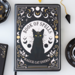 Interior del Cuaderno Black Cat Magick para tarot y desarrollo espiritual