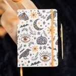 Cuaderno Frightful Folk con motivos místicos y goma naranja