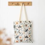 Bolsa tote Frightful Folk con estampado de lunas ojos y cuervos