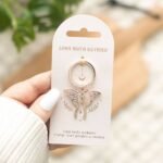 Llavero Polilla Luna metálico con alas extendidas
