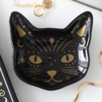 Platito gato negro Black Cat Magick con lunas y estrellas