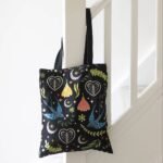 Bolsa tote Midnight Bloom negra con flores y corazones
