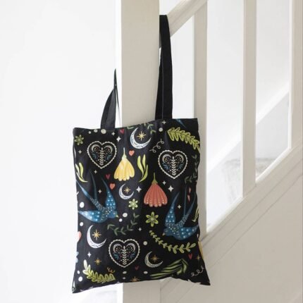 Bolsa tote Midnight Bloom negra con flores y corazones
