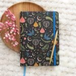 Cuaderno Midnight Bloom con flores lunas y golondrinas