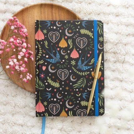 Cuaderno Midnight Bloom con flores lunas y golondrinas