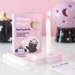 Set Moon Magic con velas blancas, portavelas y ritual de magia lunar