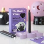 Set No Bad Vibes con velas negras y soporte de Triple Luna